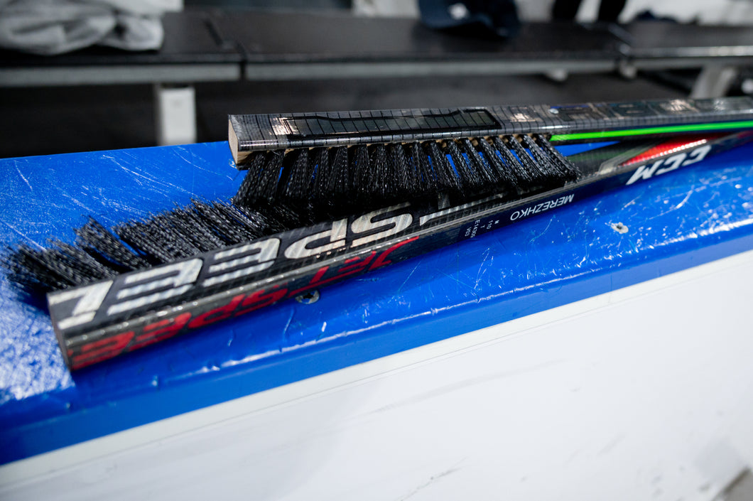 1351 -HOCKEY STICK SNOW BRUSH